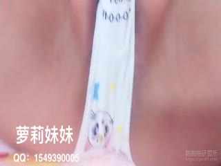 萝莉妹妹逼逼痒痒~猛抓猛搔~想看吗~你可以靠近一点!!