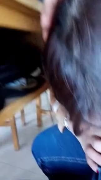 模範生特权？自修课同学拼命读书...女老师却在他的胯下拼命吸！深含轻吐好鹹湿