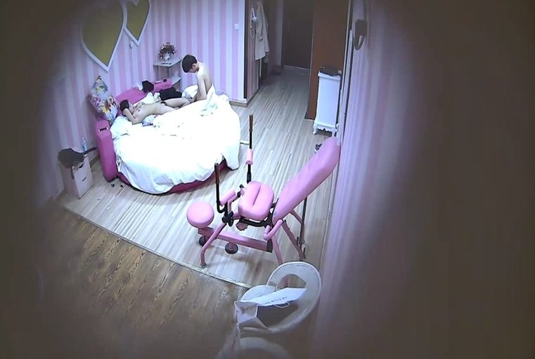 特色酒店偷拍连炮椅都不认识的清纯美女躺在床上只顾玩手游 男友急的当场扑倒她狠狠爆操 爽的也不玩游戏
