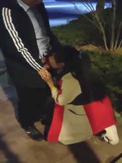 街头口口,还有行人路过啊,真特么刺激