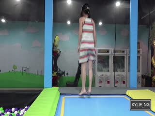 开心果小萌妹像王子文 超市露出淫穴 吃东西跳碰碰床,玩得太开心la!