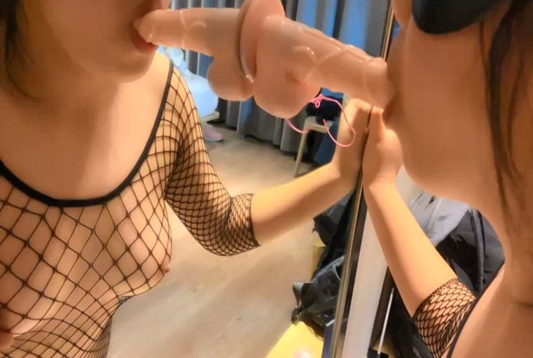 痴女妹妹在家装了个假屌,没事就去舔屌练习技术,还顺便搞得粉穴