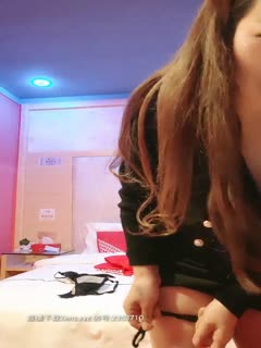 迷人的小骚露脸脱光了拿AV棒自慰骚逼呻吟,穿好包臀裙去户外玩耍,马路边蹲着自慰第04集