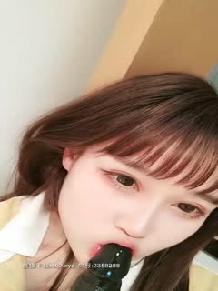 高颜值短发萌妹子【KIKI】道具自慰,大黑假屌口口骑乘插粉穴高潮大量喷水,掰穴特写非常诱人第04集