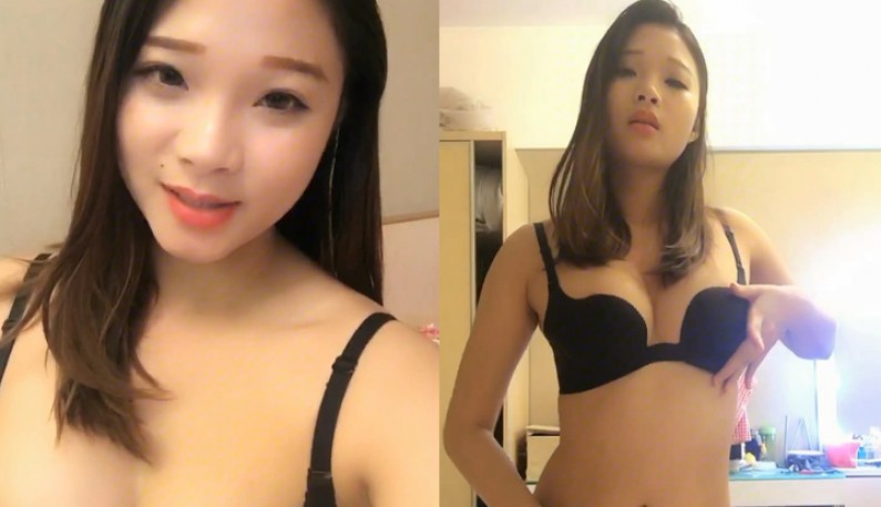 清纯大奶妹乳晕外露!!就算外^^露还是要镇定直播~