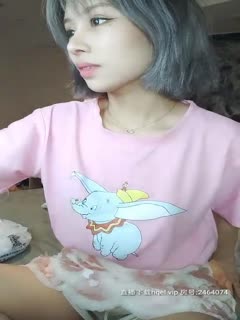 短发长相甜美萌妹情趣手铐道具自慰,手指扣弄跳蛋塞入假屌骑坐掰穴尿尿,大黑牛震动近距离特写第01集