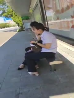 直男野外露出打飞机,还跟两位小姐姐打了声招呼,美女我快射了,小姐姐们看了几眼不躲也不走贼刺激啊!