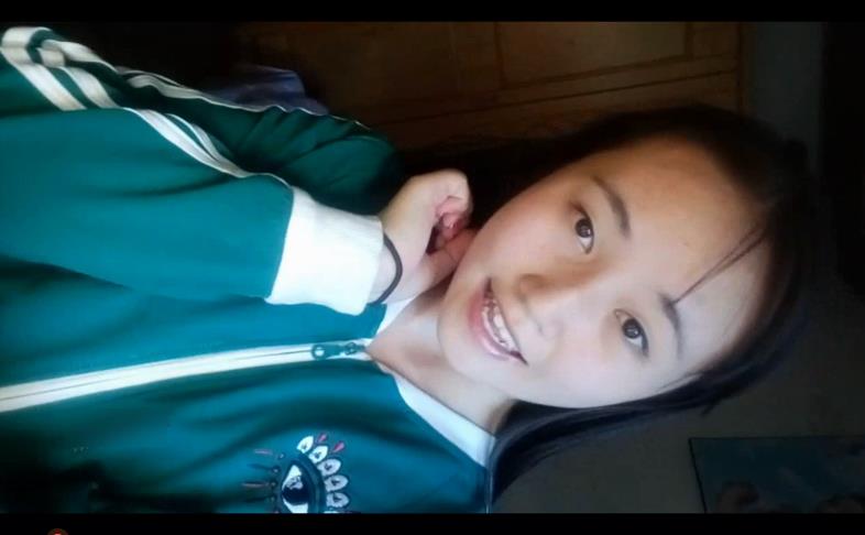 清纯外表艺校妹子穿着运动服自导自演,把衣服脱了让导演看身材