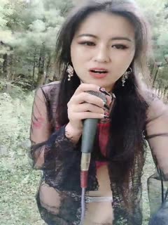 爱唱歌的女主播户外激情大秀,穿着性感的骚肚兜户外唱歌直播给狼友看,跟狼友互动漏着骚奶子边唱边揉精彩刺激第01集