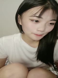 瑶瑶想喝奶露脸小骚逼带来的精彩大秀,真空装性感的骚穴在狼友的指挥下脱光,道具抽插跳蛋摩擦搞到高潮喷水