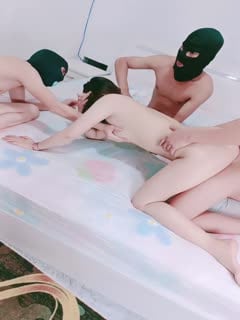 多人群P,多个白嫩妹子,床边操操,女上位三男战一女完胜榨汁机第03集