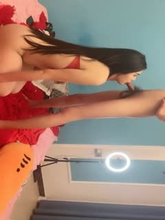 平台最骚的人妻少妇,全程露脸红色肚兜情趣诱惑,激情4P伺候小哥鸡巴,口爆内射喝尿,各种蹂躏抽插精彩不断