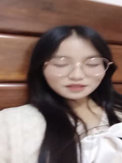 带眼镜长相甜美的妹子,做直播,勾引狼友想看逼需要刷小礼物,聊骚,自己吸烟掰穴