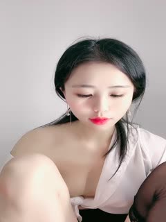 皮肤白皙红唇白虎妹子,白衬衣制服诱惑自慰骚穴,黑丝长腿诱惑十足第05集