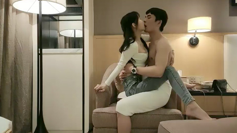 19岁嫩妹激情互摸！跪姿深喉口交后骑乘狂插，高潮失控狂喊爸爸！激烈抽插致音画不同步！