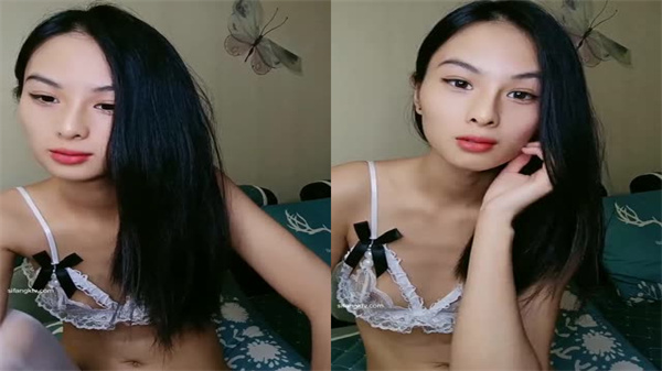 白丝贫乳痴女为狼友口交伺候，激情骑乘上位操！