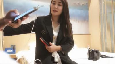 四眼男约炮四川美女实习生，刚毕业的诱惑初体验