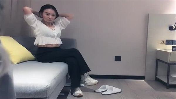 文静气质168CM高挑外围美女，隔着内裤揉捏肉棒，乖巧听话任你摆布