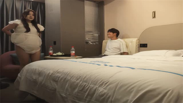 D罩杯爆乳骚货穿女仆装，日久生情火辣侍奉