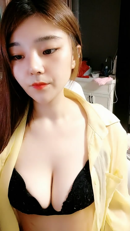 肉弹巨乳小骚货被揉肥穴猛干，后入撞击奶子狂颤，淫语不停：狠狠操我骚逼！