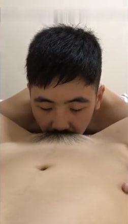 欲女饥渴难耐，单根肉棒不够爽，双纹身猛汉轮番喂饱她