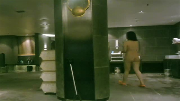 浴室偷窥实录！多位美女少妇沐浴香艳画面流出