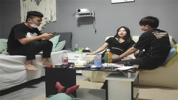 兄弟围观粉奶翘臀女神网约上门，女上位狂摇高潮喷水浪叫