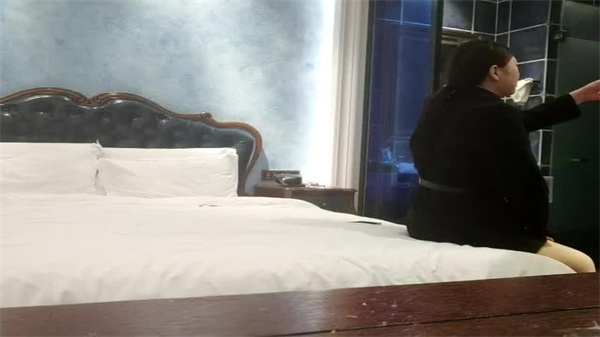 高冷外围御姐被巨根征服！强制口交窒息侍奉无修正实录