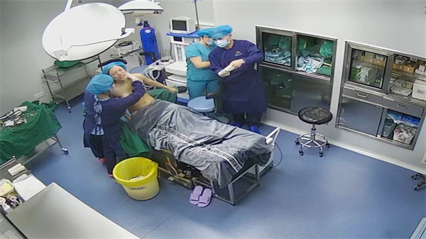 [内部流出]爆乳女神隆乳全程记录 敏感点被狂揉仍呻吟求更大 乳交夹吸画面外流