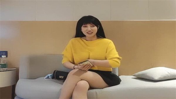 清纯学妹借口修电脑骗脱裤子！内射中出白浆灌满小穴！[有賀みなほ]