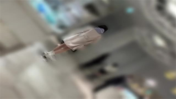 美女播音员下班回家后脱掉丝袜