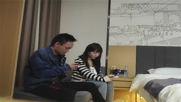 条纹衫兼职学生妹各种姿势玩到腿软！