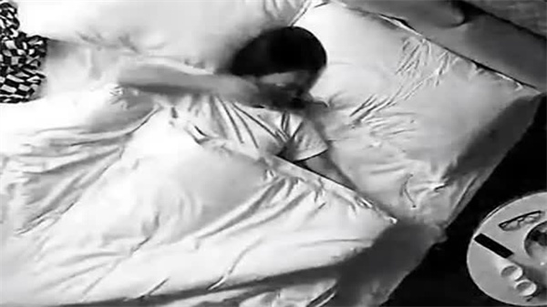 大学生情侣边看AV边实战!激情模仿片中各种姿势