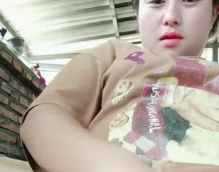 怀孕人妻露脸!大白天一边哄孩子一边偷情大哥,掰开逼逼激情啪啪,特写舔弄大鸡巴无套爆操内射全记录