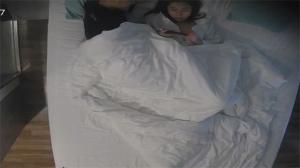 偷拍现场 C罩杯大奶妹被男友狂干到淫叫连连 酒店激情内射